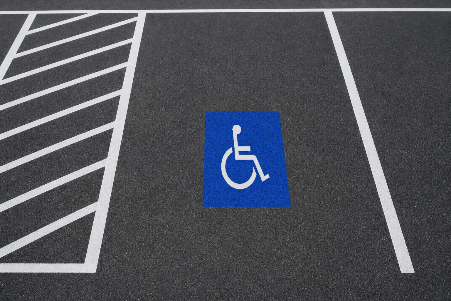 Place accessible : carré bleu, pictogramme blanc et lignes blanches